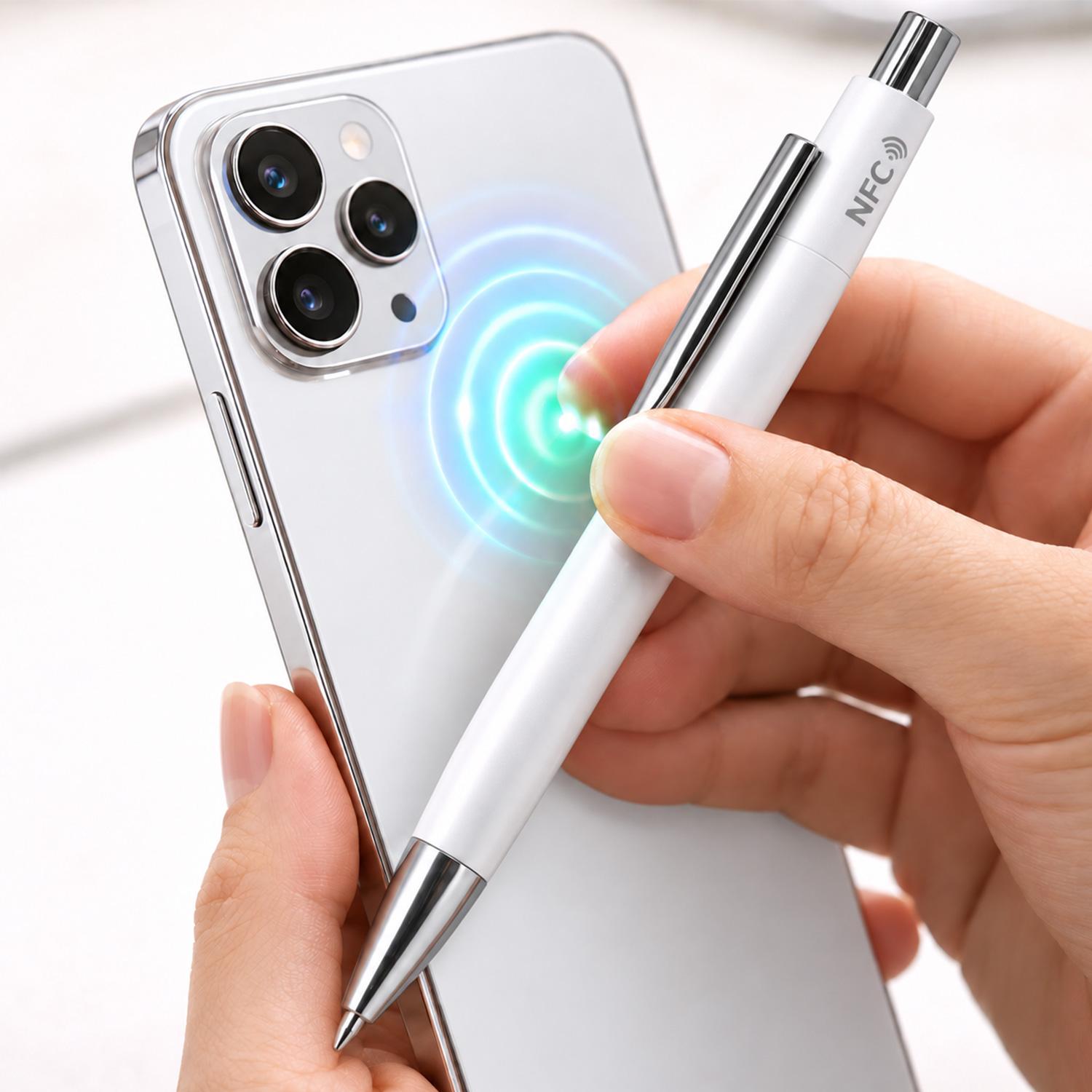 Werbekugelschreiber mit NFC-Chip wird zum Aufrufen oder Programmieren digitaler Inhalte an ein Smartphone gehalten