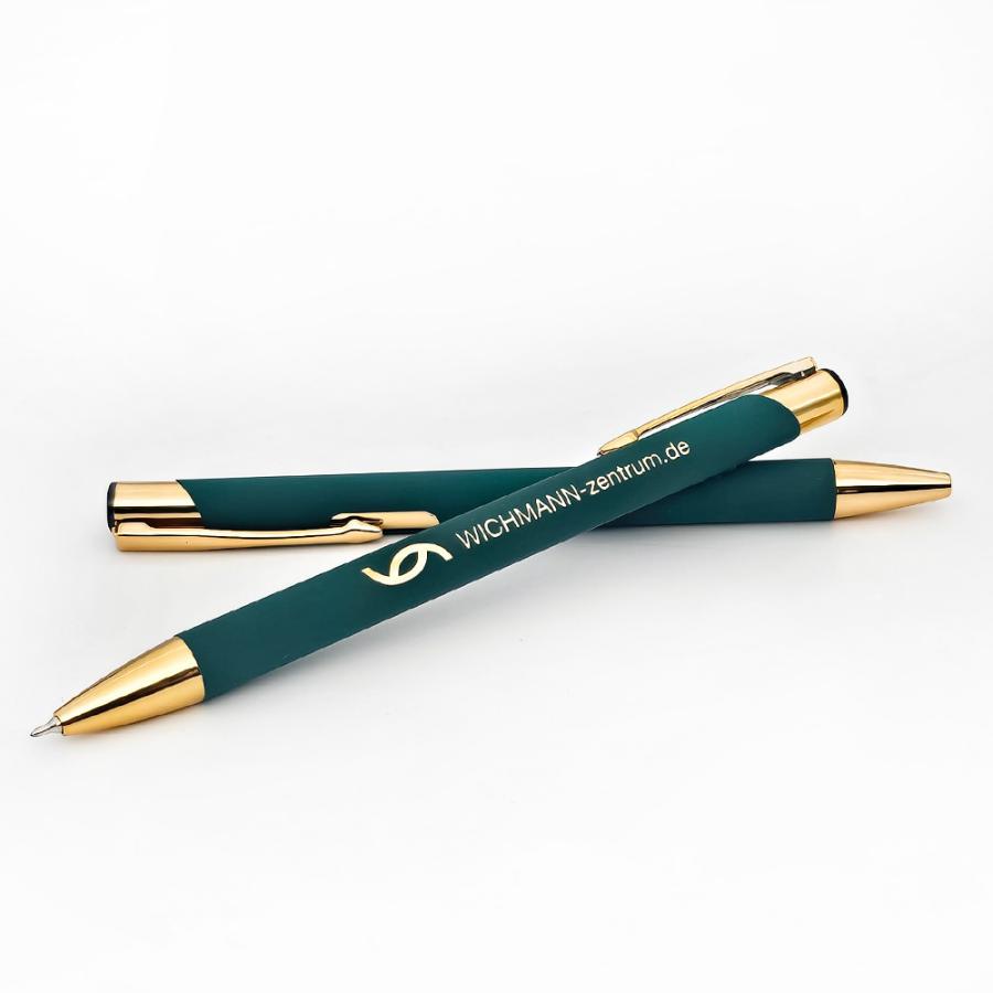 Umsetzungsbeispiel: Logo und Schriftzug in Gold graviert